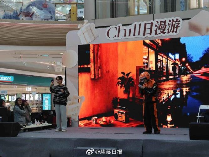 日前,在爱琴海商场中庭,一位"父亲"边
